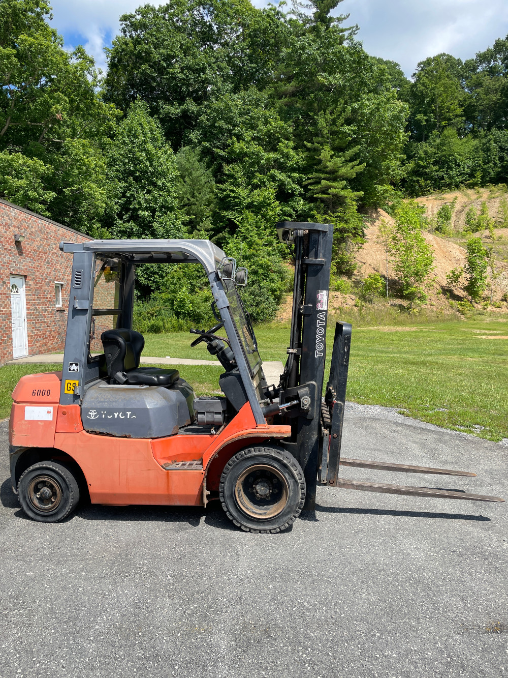 5000 Lb. Toyota #8FGU25, Gas Forklift, 189" Mast, Winter Cab, 4800 Hrs, 2004 - Image 4