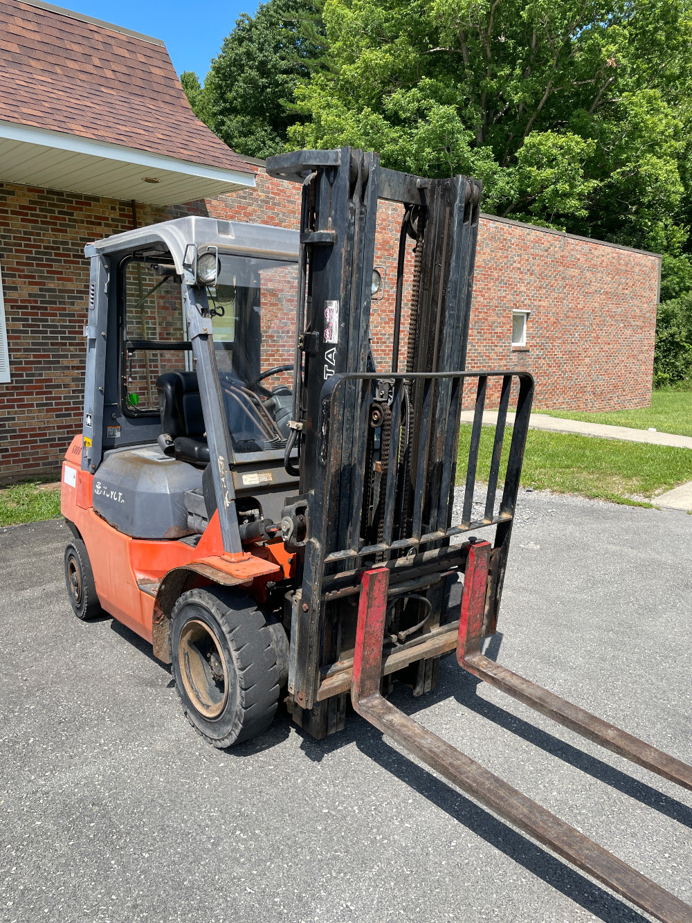 5000 Lb. Toyota #8FGU25, Gas Forklift, 189" Mast, Winter Cab, 4800 Hrs, 2004 - Image 5