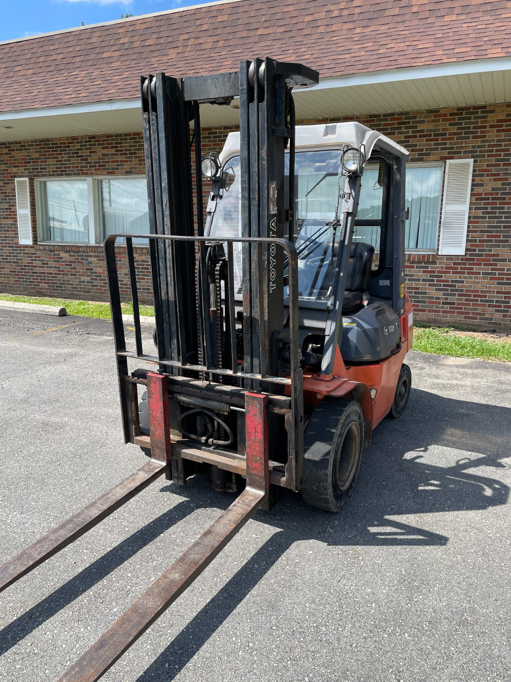 5000 Lb. Toyota #8FGU25, Gas Forklift, 189" Mast, Winter Cab, 4800 Hrs, 2004 - Image 6