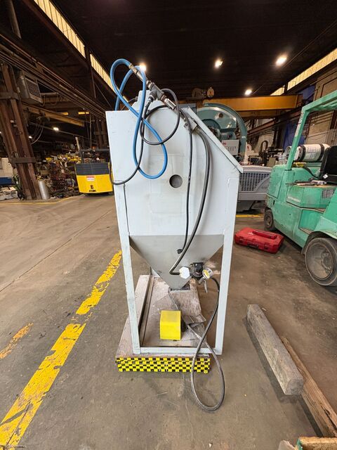 Econoline, suction abrasive blast cabinet, w/ dust collector foot pedal - Image 3