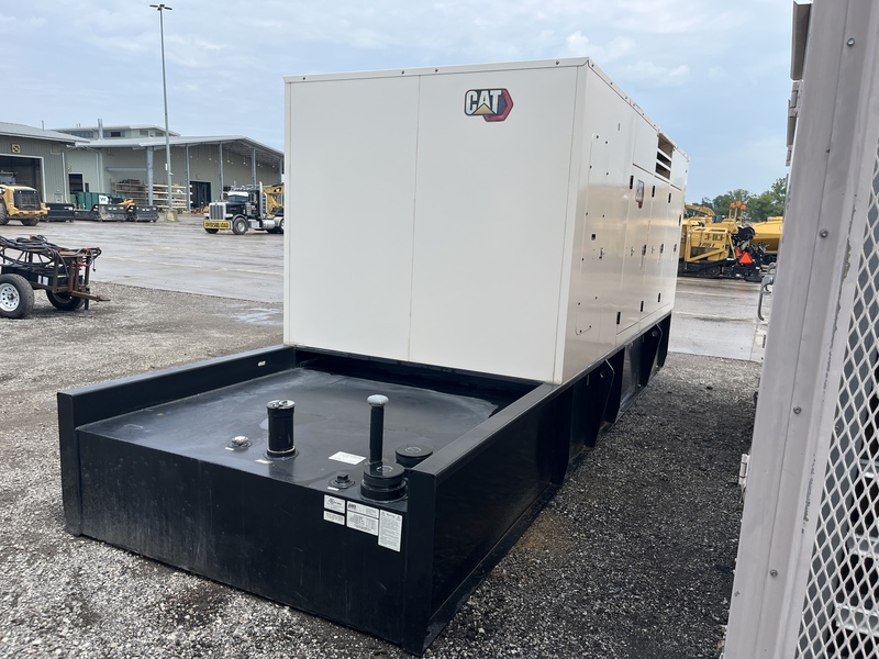 750 KW Caterpillar #C18, diesel generator set, 277/480 Volts, 558 hours, 1800 RPM, sound attenuated - Image 4