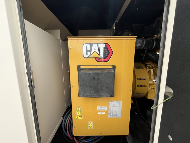 750 KW Caterpillar #C18, diesel generator set, 277/480 Volts, 558 hours, 1800 RPM, sound attenuated - Image 8