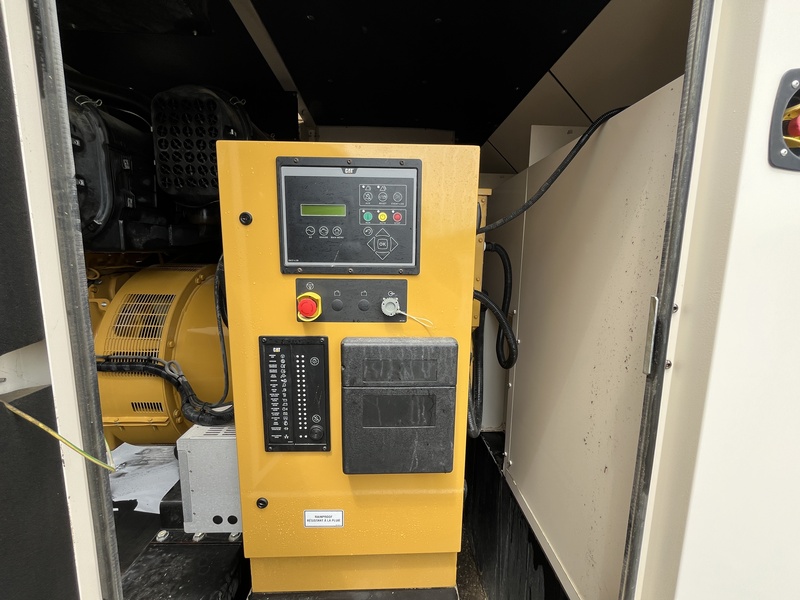 750 KW Caterpillar #C18, diesel generator set, 277/480 Volts, 558 hours, 1800 RPM, sound attenuated - Image 9