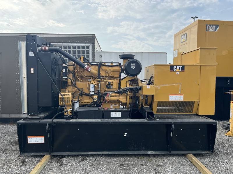 500 KW Caterpillar #3456, diesel generator set, 277/480 Volts, 700 hours, 1800 RPM, open skid, 300 gal. - Image 1