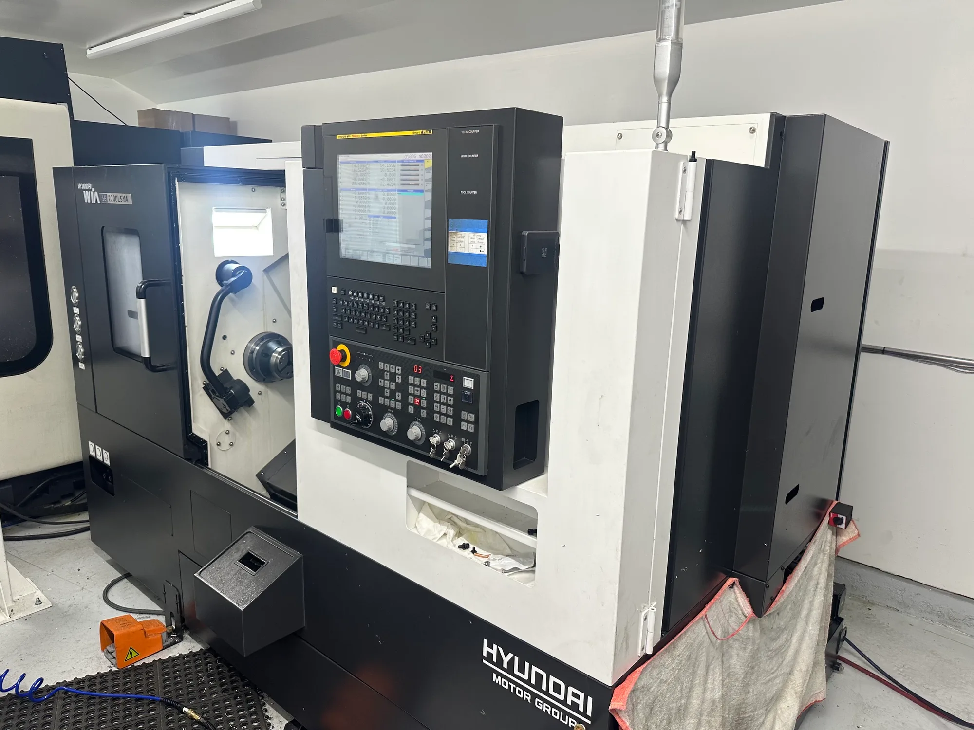 Hyundai Wia #SE2200LSYA, 5-Axis CNC Lathe, 23.6" swing, 22" centers, 11.8" turning diameter, 8" chuck, 2.6" - Image 2