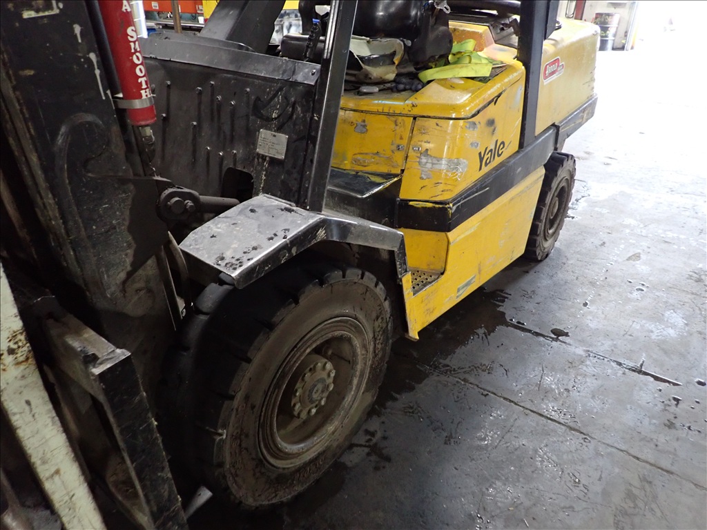 9,100 lb. Yale #GLP120MJNGBE105, cushion tire forklift, propane, 214" 3-stage mast, side shift, 6' forks, 2004 - Image 3
