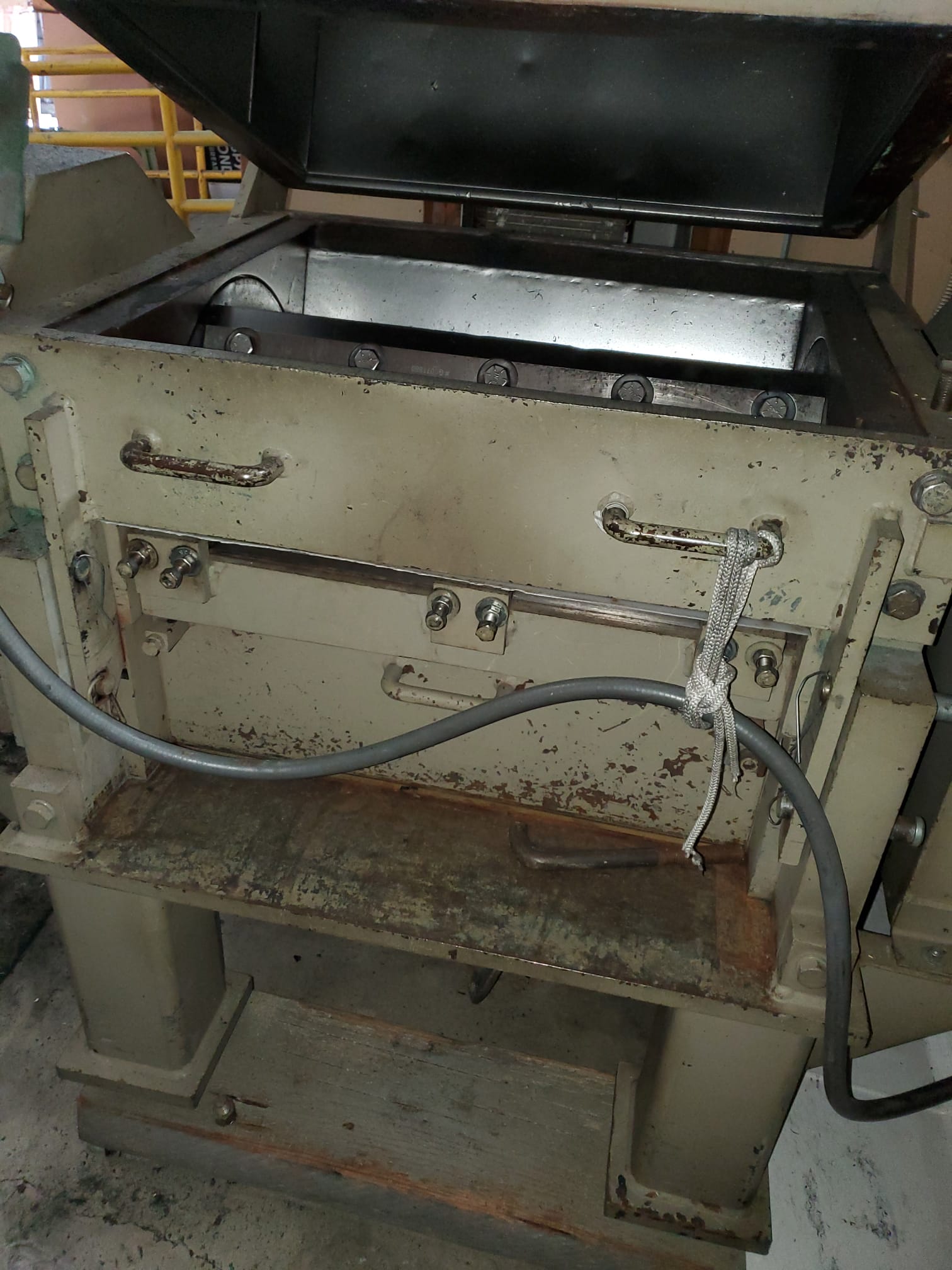 19-7/8" x 19-7/8" Conair Wortex #2028-HD, Plastic Granulator, 3 fly/2 bed knives, conveyor, control panel, 50 - Image 3