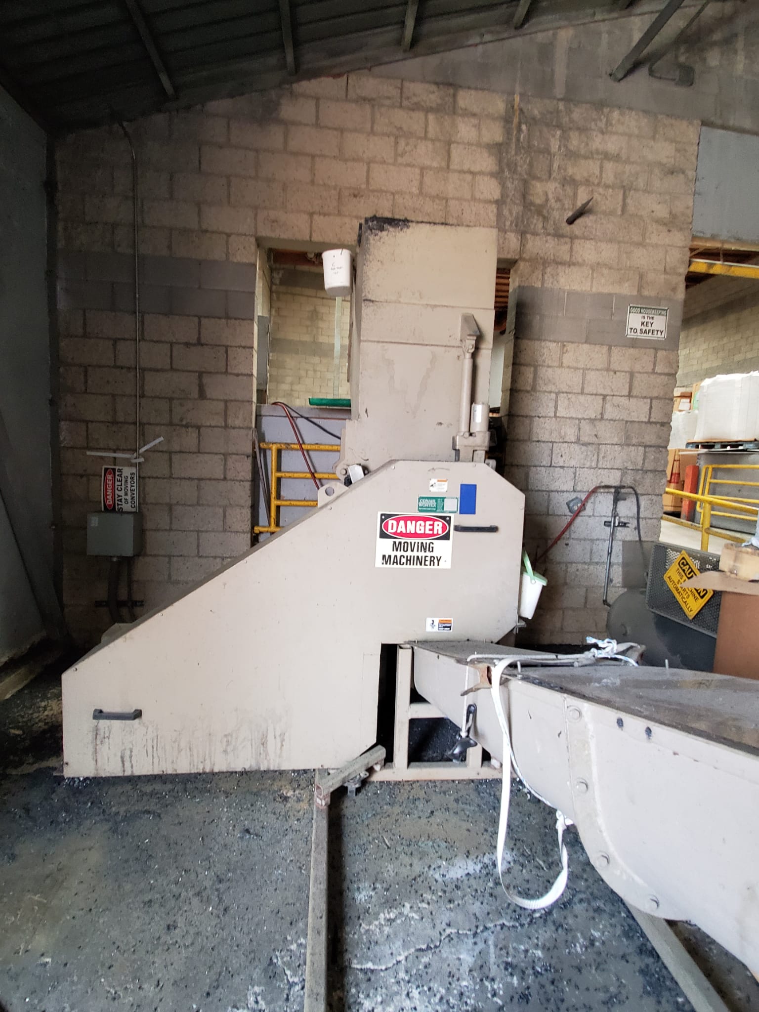 23-1/4" x 27-1/2" Conair Wortex, Plastic Granulator, 5 fly/2 bed knives, conveyor, electrical panel, 120 HP - Image 2
