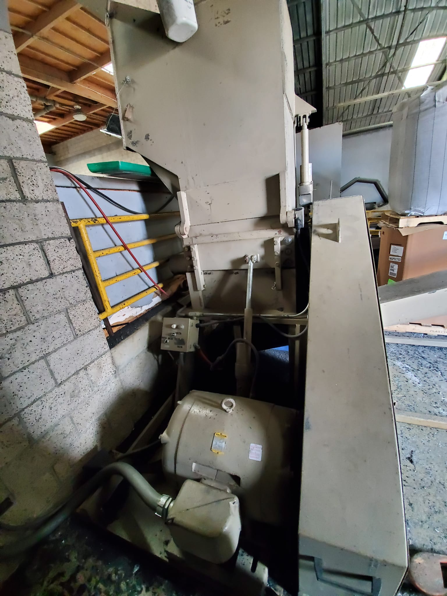 23-1/4" x 27-1/2" Conair Wortex, Plastic Granulator, 5 fly/2 bed knives, conveyor, electrical panel, 120 HP - Image 5