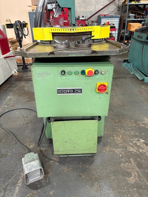 10" x 10" Versafix #256, Hydraulic Corner Notcher, 5/32" capacity, 30°-140° notching angle, 50 SPM, 4 HP - Image 1
