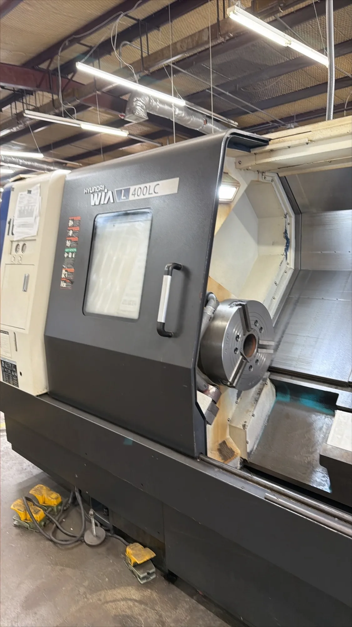 Hyundai Wia #L400LC, CNC Lathe, 28.5" swing, 24.8" turning diameter, 83.5" between centers, 15" chuck, 4.6" - Image 1