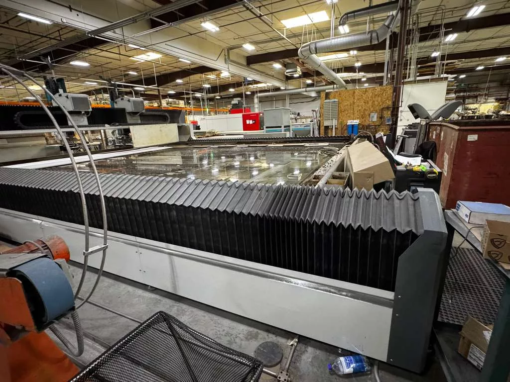 Flow #Mach-500-4060, CNC Waterjet, 13.6' x 20' table, 100 HP Hyperjet pump, 94,000 PSI, dual 5-axis taper - Image 7