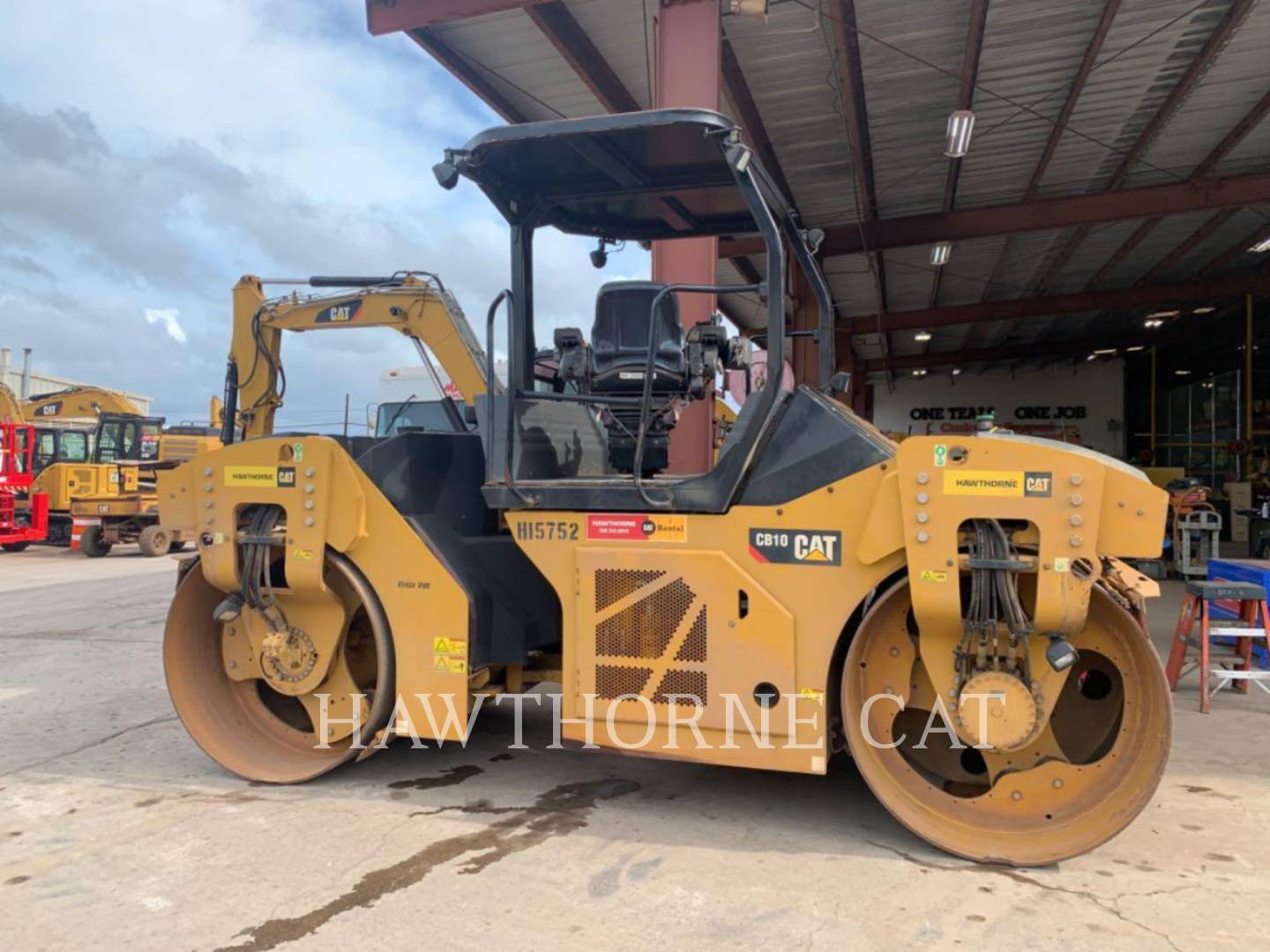 Caterpillar CB10, 1199 hours, S/N: P8P00175, 2017 - Image 1
