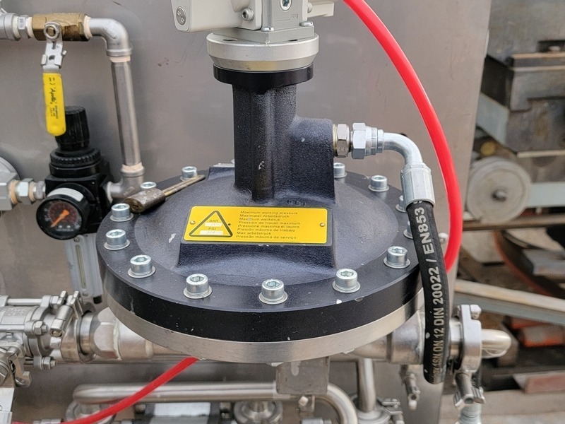 Binks #104009, Paint Pump Station, Maple 15/3 3:1 pump, 22.5 L/min output, 102 PSI. max air inlet, 10 liter - Image 4