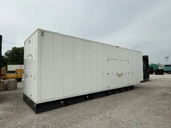 750 KW Caterpillar #C27, Diesel Generator Set, 480 Volts, 1800 RPM, 1375 gallon fuel tank, sound attenuated - Image 2