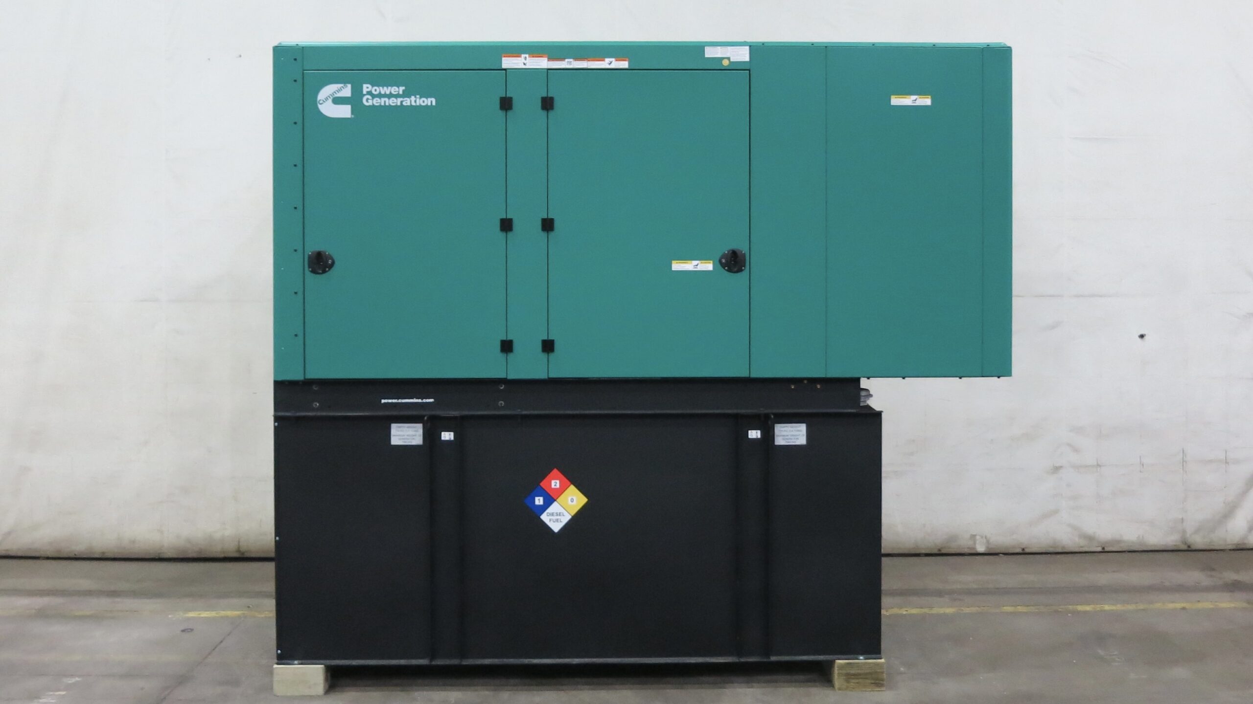 200 KW Cummins #C200D6D, Diesel Generator Set, 120/208 Volts, sound attenuated enclosure, PowerCommand 2.3 - Image 1