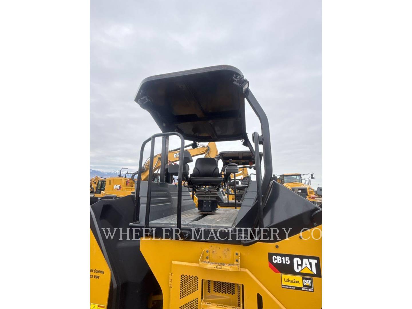 Caterpillar CB15 VV, Twin Drum Roller, 2202 hours, S/N: M9400371, 2021 - Image 2