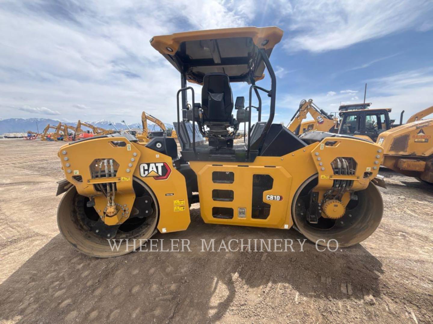 Caterpillar CB10, Twin Drum Roller, 632 hours, S/N: L9R00492, 2023 - Image 5
