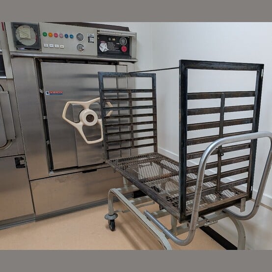 Amsco #Vacamatic-A, Autoclave, 48" L x 24" width x 35.5" H chamber, 23.6 cu.ft. volume, manual controls, 1975 - Image 4