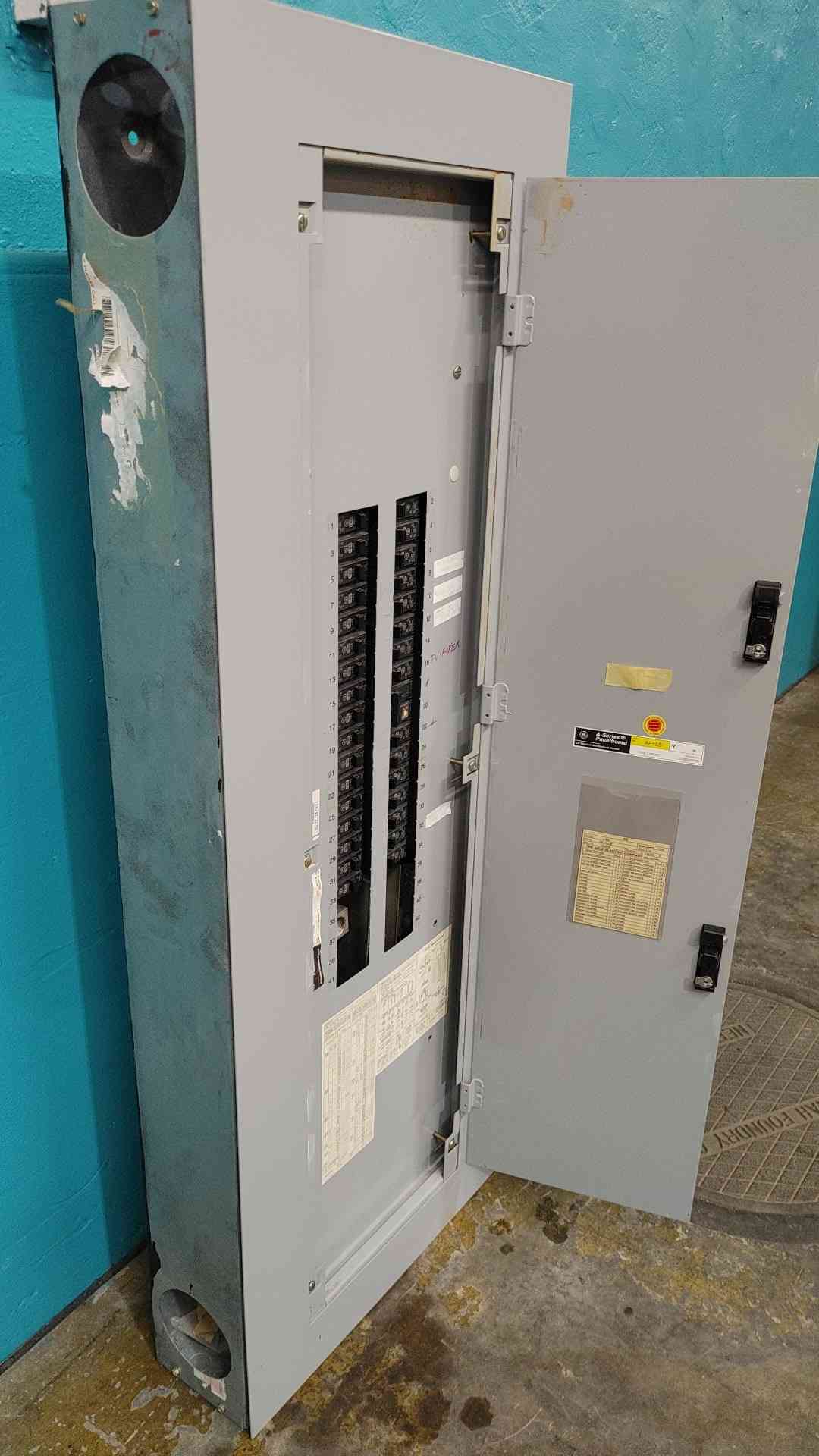 400 Amp. General Electric, AQF3424MBX, panelboard enclosure, 208Y/120 Volts, 3 phase, 34x THQB 20A 1-pole - Image 5