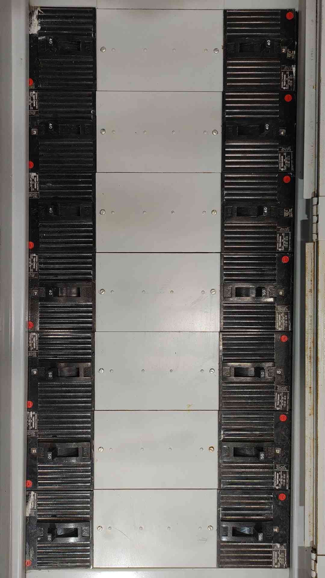 600 Amp. General Electric, CCB, panelboard enclosure, 240 Volts, 3 phase, 14x TED 50A 3-pole breakers - Image 3