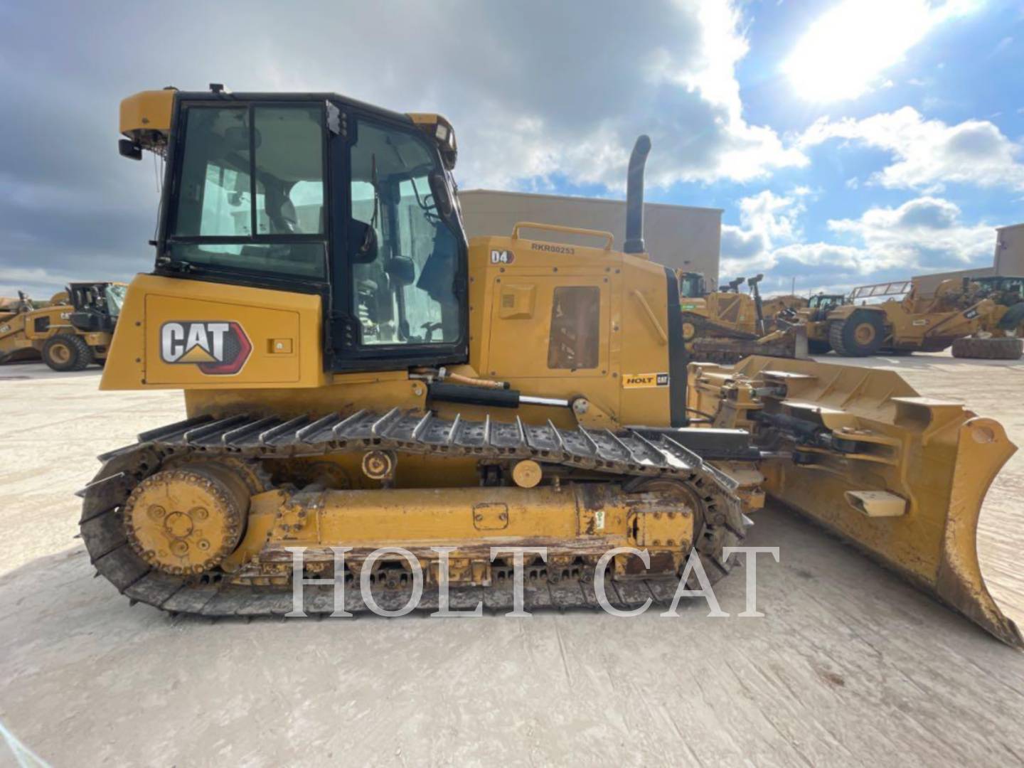 Caterpillar D4 CAB, 1950 hours, S/N: RKR00253, 2022 - Image 2