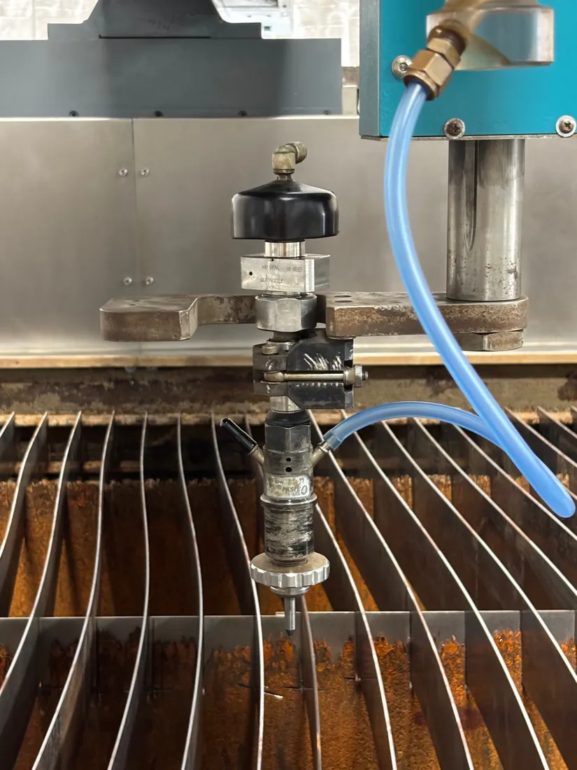 Flow #Mach-100-3020, CNC Waterjet Cutting System, 6.6' x 10' table, 50 HP pump, 60,000 psi, Flowmaster - Image 8