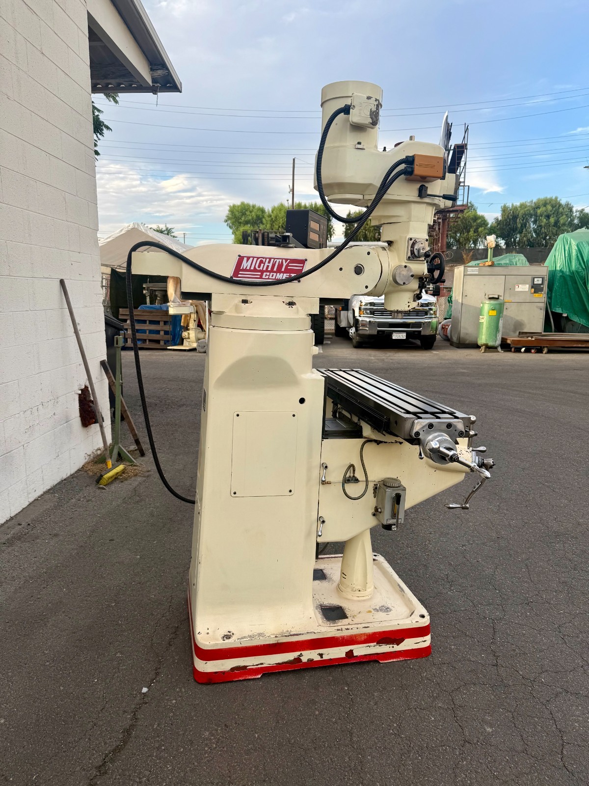 Mighty Comet #3VHG, Milling Machine, 9" x42" table, 3 HP, 24" x12" x16" travel, digital read out, 1-shot - Image 4