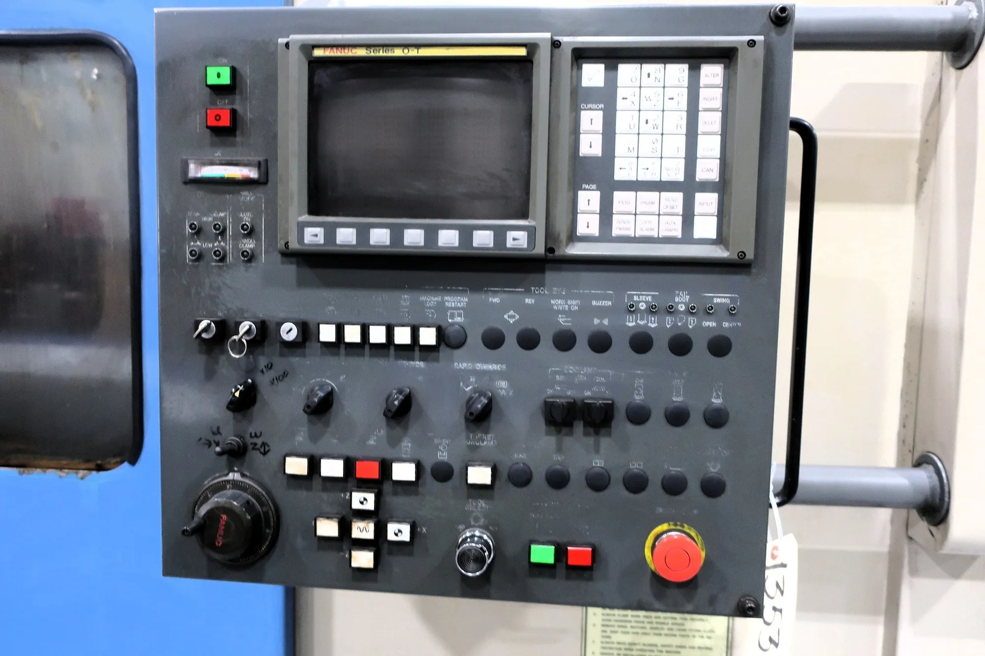 Hyundai #HIT-V5R, CNC Lathe, 15" chuck, 21.6" swing, 2000 RPM, 30 HP, chip conveyor, 2000 - Image 2