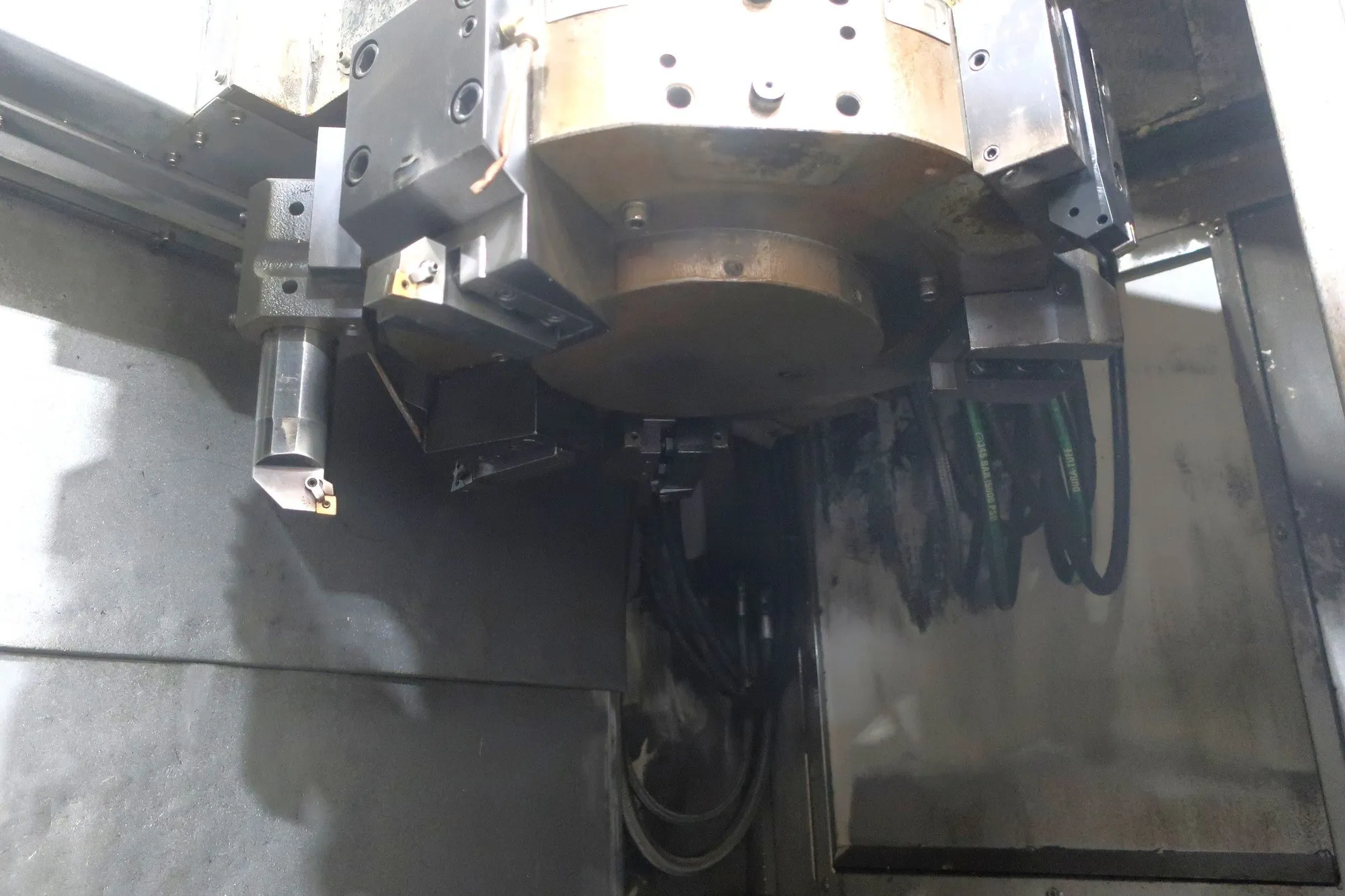 Hyundai #HIT-V5R, CNC Lathe, 15" chuck, 21.6" swing, 2000 RPM, 30 HP, chip conveyor, 2000 - Image 3