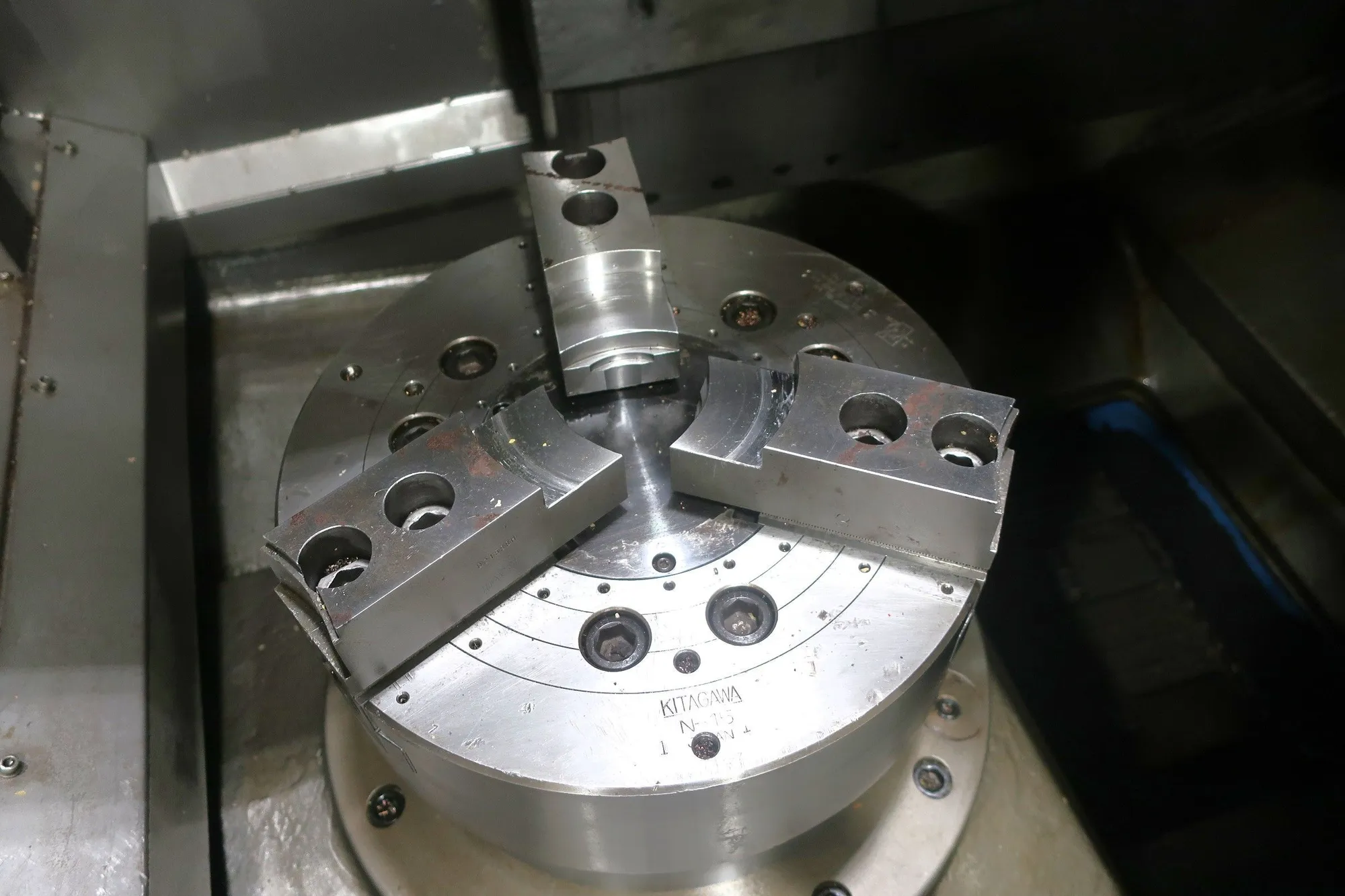 Hyundai #HIT-V5R, CNC Lathe, 15" chuck, 21.6" swing, 2000 RPM, 30 HP, chip conveyor, 2000 - Image 6