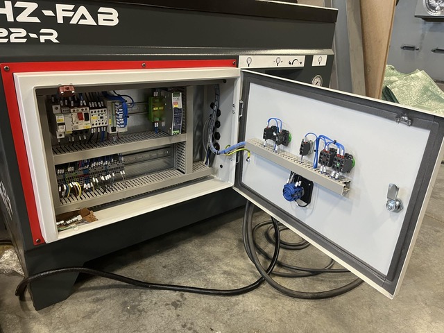 22 Ton, RMT #HZ-FAB-22-R, horizontal press, 13.8" stroke, 1.5 HP, 24.2" x51.4" table - Image 2