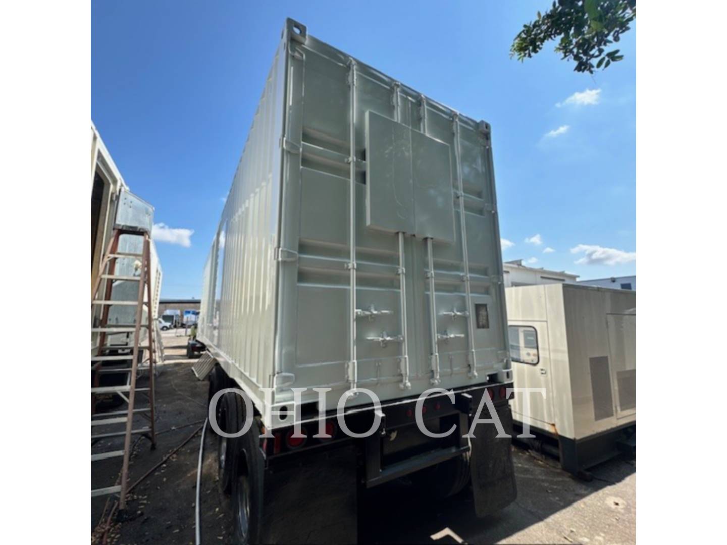 1600 KW Caterpillar #XQ1750, mobile diesel generator set, 400 Volts, 1800 RPM, 900 hours, 1993 - Image 2