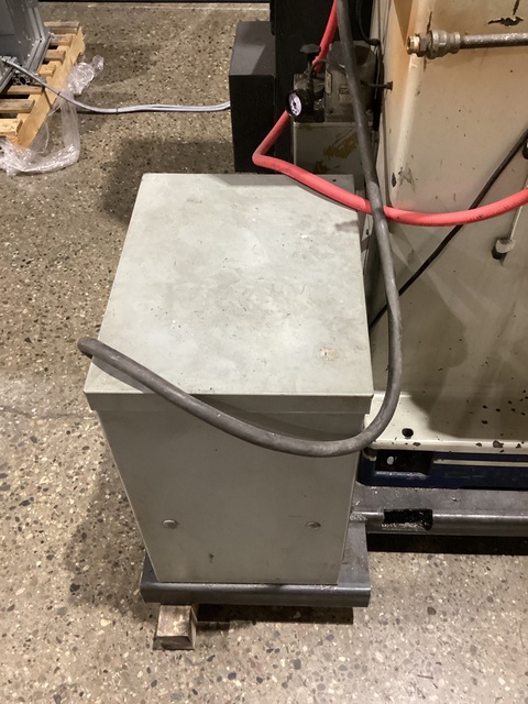 Vectrax, vertical knee mill, 13" x 46" table, 38" X, 19" Y, 5 HP, 5000 RPM, variable speed head - Image 2