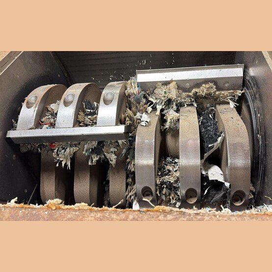 24" Beier #PSJ800, Plastic Granulator/Flake Dispenser, 500 kg/hr., (6) rotary & (4) fixed blades, 100 HP, 600 - Image 4