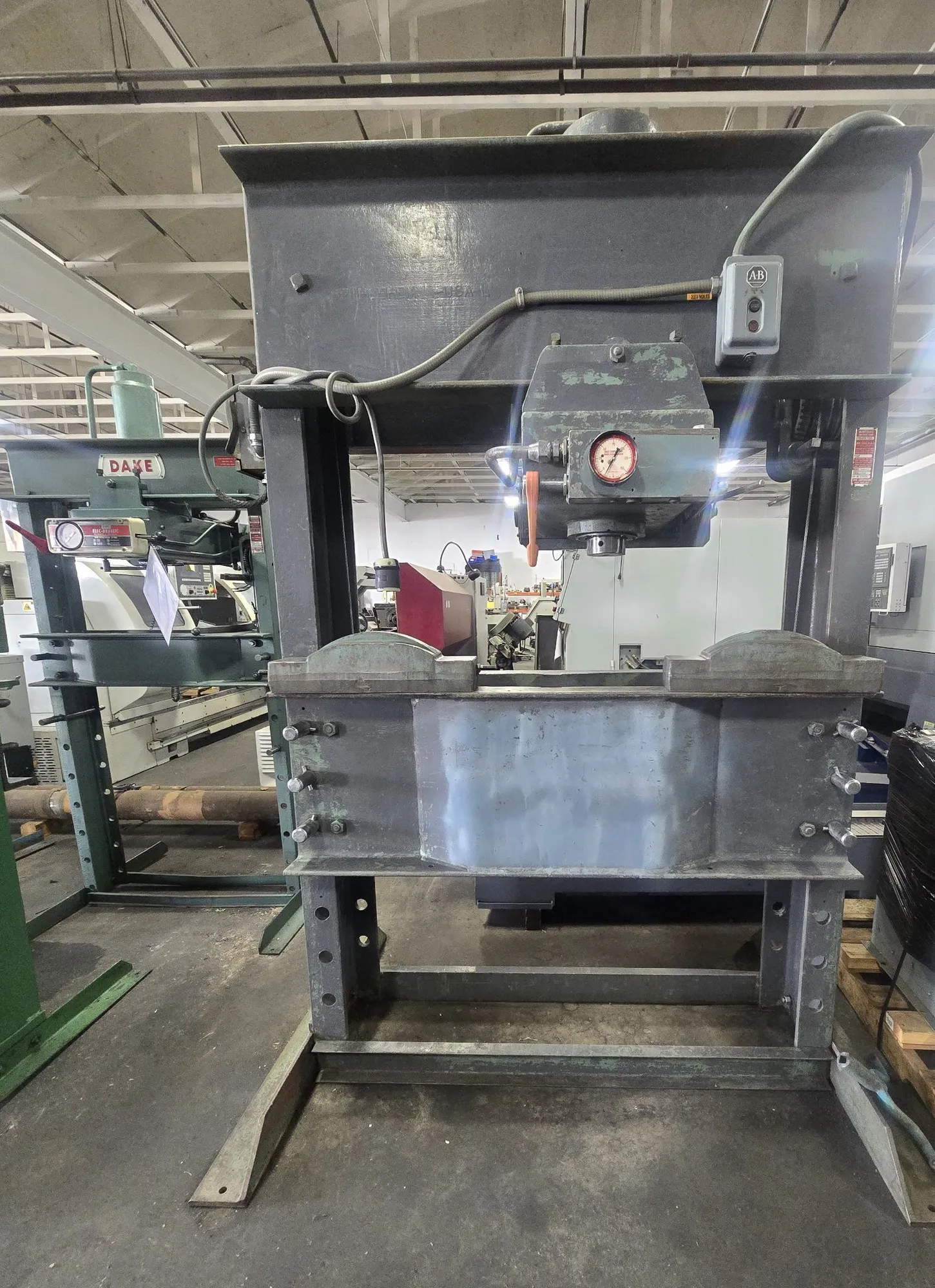150 Ton, Dake #5-150A, Hydraulic H-Frame Press, 16" stroke, 24-3/4" Horiz. Travel, 220/440 V., 3 Ph., 3,000 - Image 3