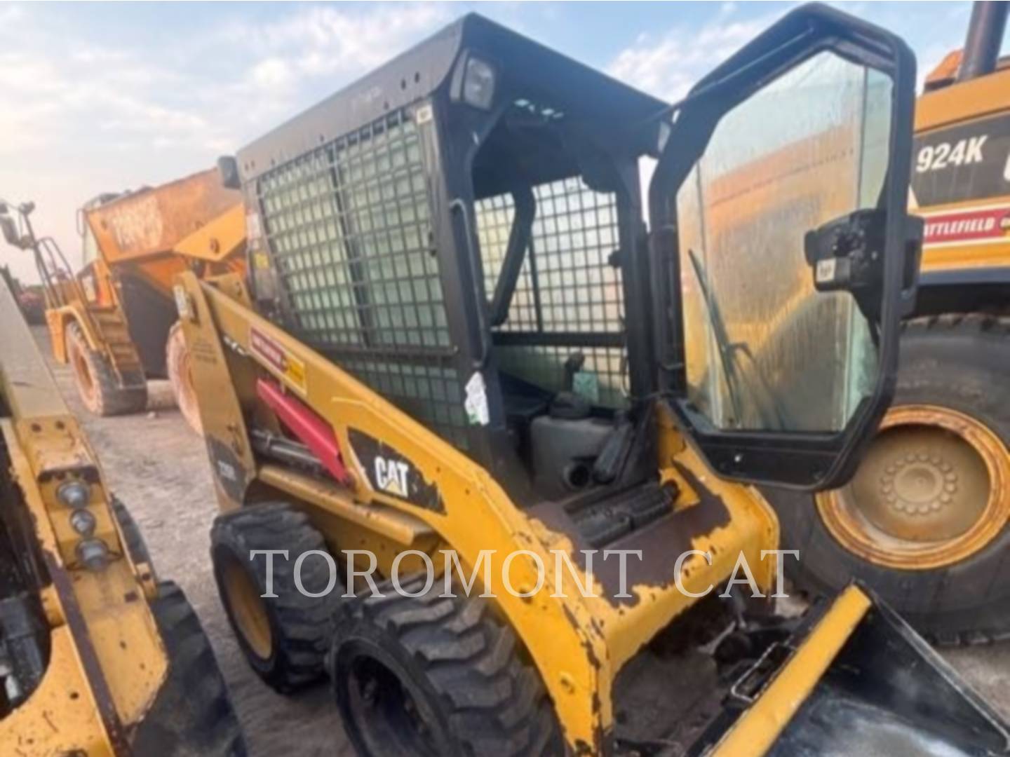 Cat 226B3, Skid Steer Loader, 2666 hours, S/N: MWD07818, 2015 - Image 2
