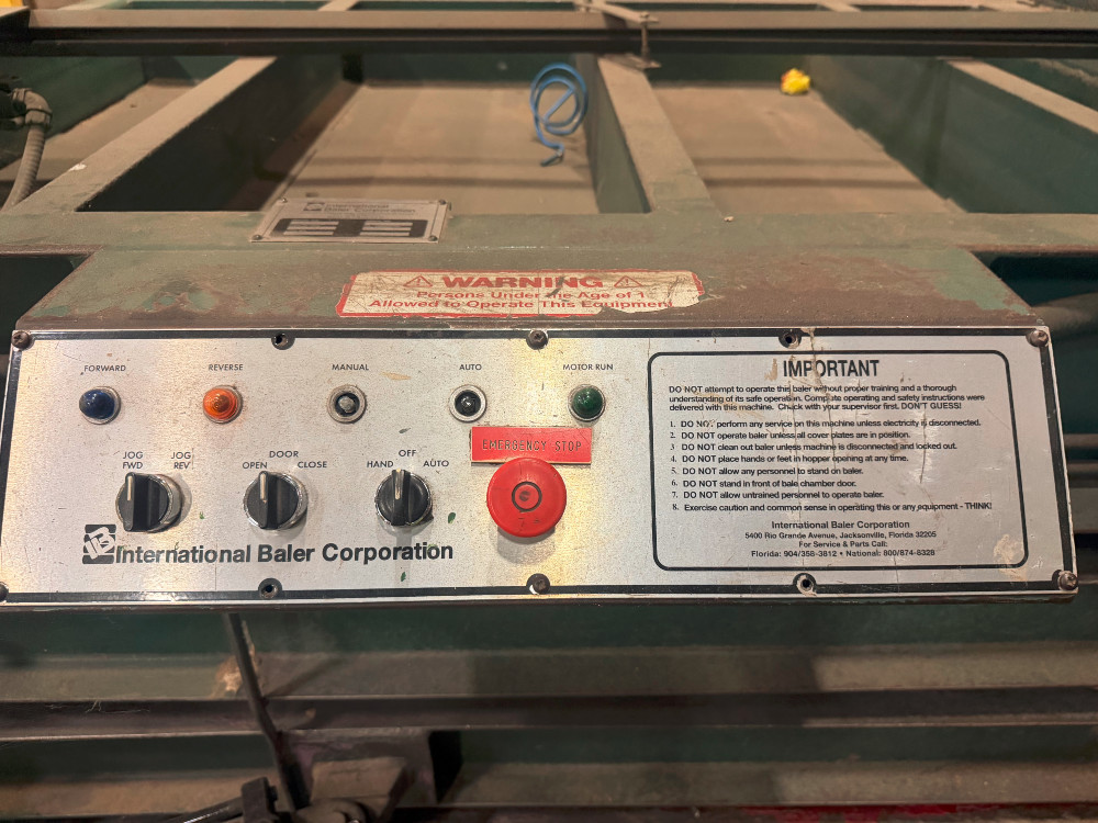 International Baler Corp. #1295-44, horizontal auto-tie baler w/ infeed conveyor, 1995 - Image 2