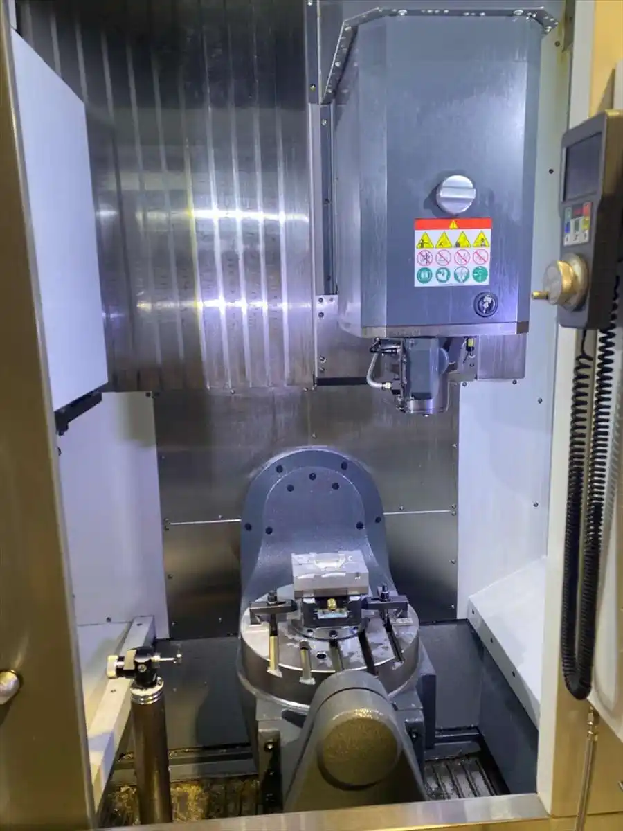Haas #UMC-500, 5-Axis CNC vertical machining center, 24" X, 16" Y, 16" Z, 8,100 RPM, Cat 40, 30-ATC, 2-Axis - Image 4