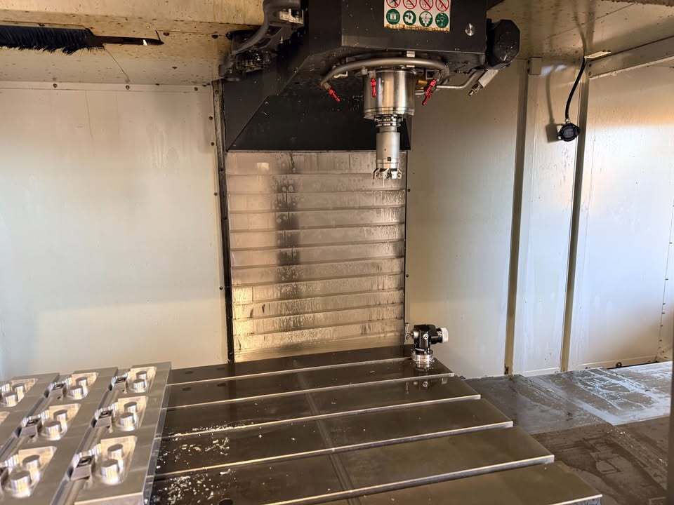 Haas #VF-7, CNC Vertical Machining Center, 84" X, 32" Y, 30" Z, 84" x 28" table, 20 HP, 7500 RPM, CAT 40, 24 - Image 2
