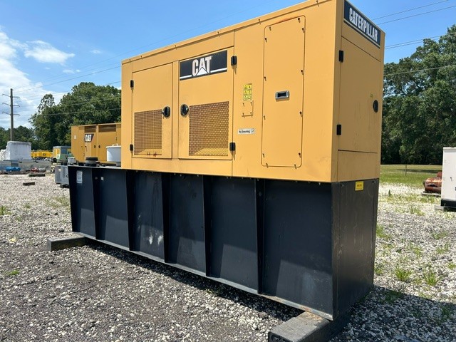 150 KW Caterpillar #D150-8, 120/208 Volts, 454 hours, 60Hz 1800 RPM, EPA Tier 1, sound attenuated enclosure - Image 2