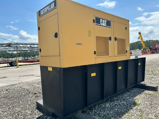 150 KW Caterpillar #D150-8, 120/208 Volts, 454 hours, 60Hz 1800 RPM, EPA Tier 1, sound attenuated enclosure - Image 3