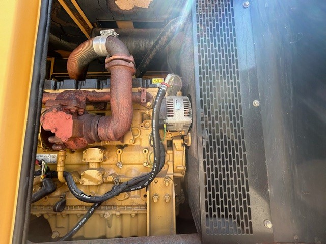 150 KW Caterpillar #D150-8, 120/208 Volts, 454 hours, 60Hz 1800 RPM, EPA Tier 1, sound attenuated enclosure - Image 7
