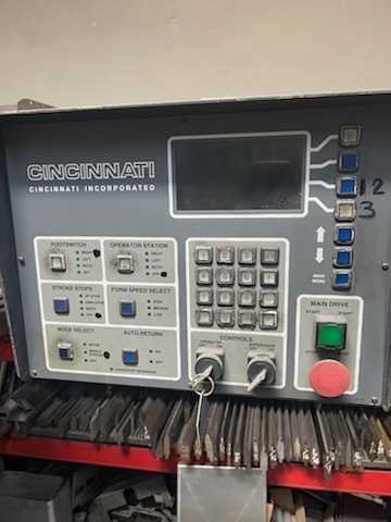 90 Ton, Cincinnati #90CBIIX8, CNC Press Brake, 1032" between housing, 8" stroke, 7" throat, 24" Back Gauge - Image 3