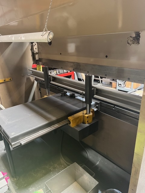 90 Ton, Cincinnati #90CBIIX8, CNC Press Brake, 1032" between housing, 8" stroke, 7" throat, 24" Back Gauge - Image 5