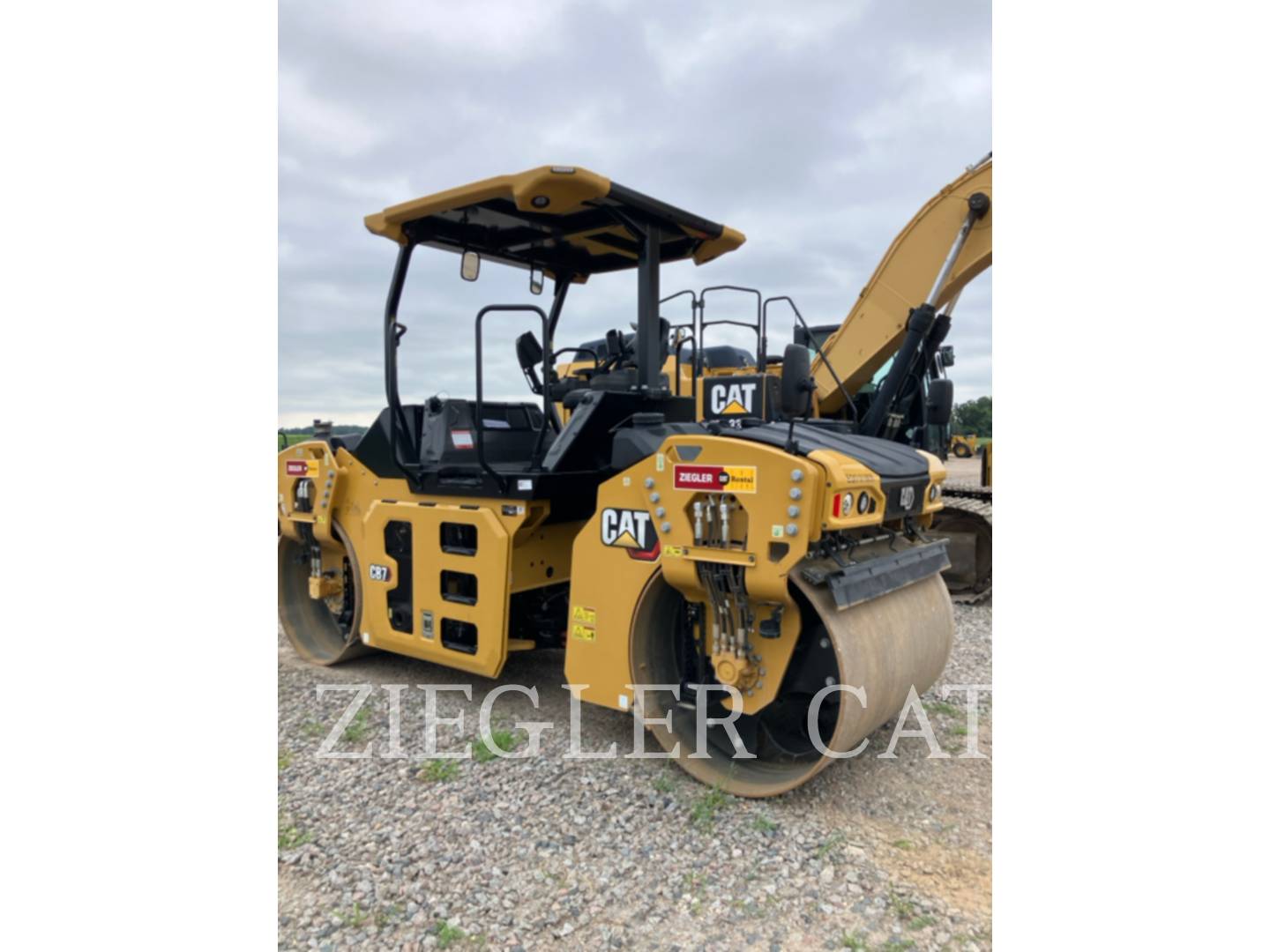 Caterpillar CB7-02, Compactor, 188 hours, S/N: M5R00384, 2023 - Image 2