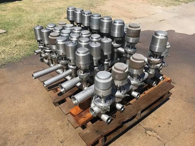 Tri-Clover Tri-Flo, Stainless Steel Pneumatic Valve Cluster, (5) 2-1/2" x 2" & (37) 2" x 2" valves, 42 total - Image 4