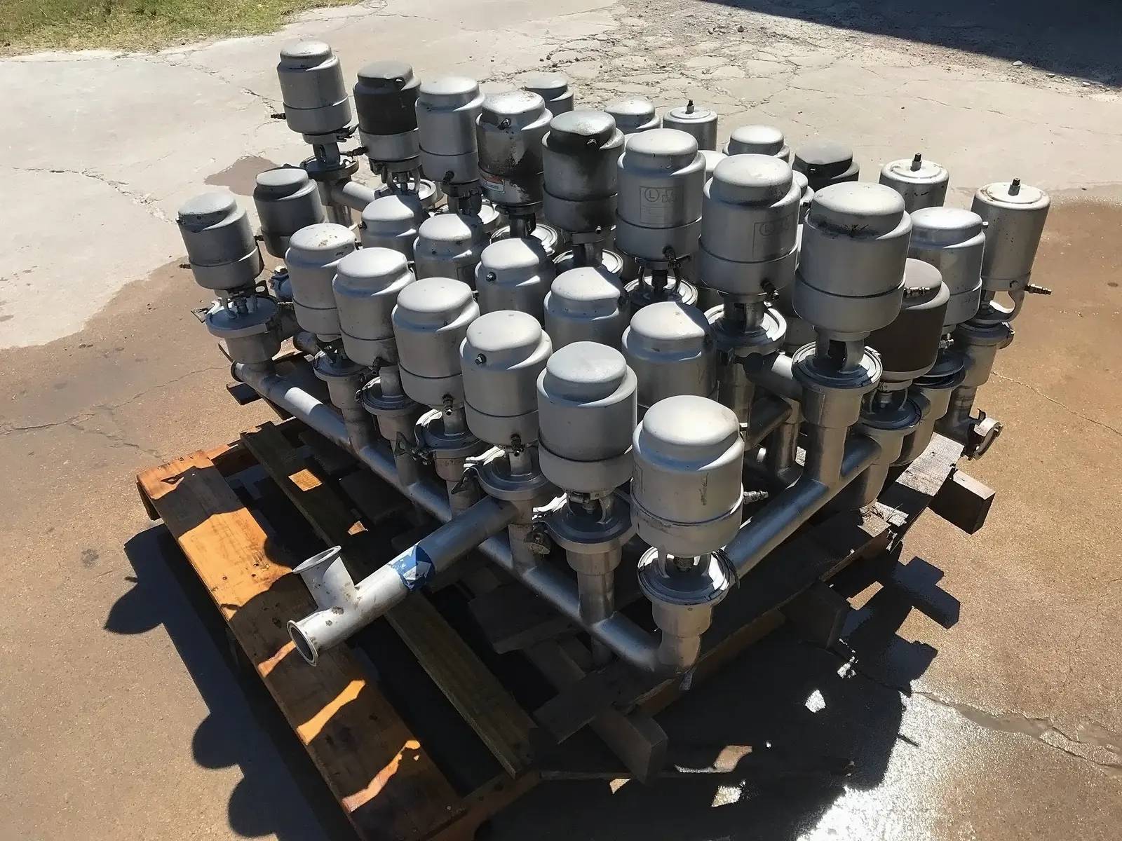 Tri-Clover Tri-Flo, Stainless Steel Pneumatic Valve Cluster, (5) 2-1/2" x 2" & (37) 2" x 2" valves, 42 total - Image 6