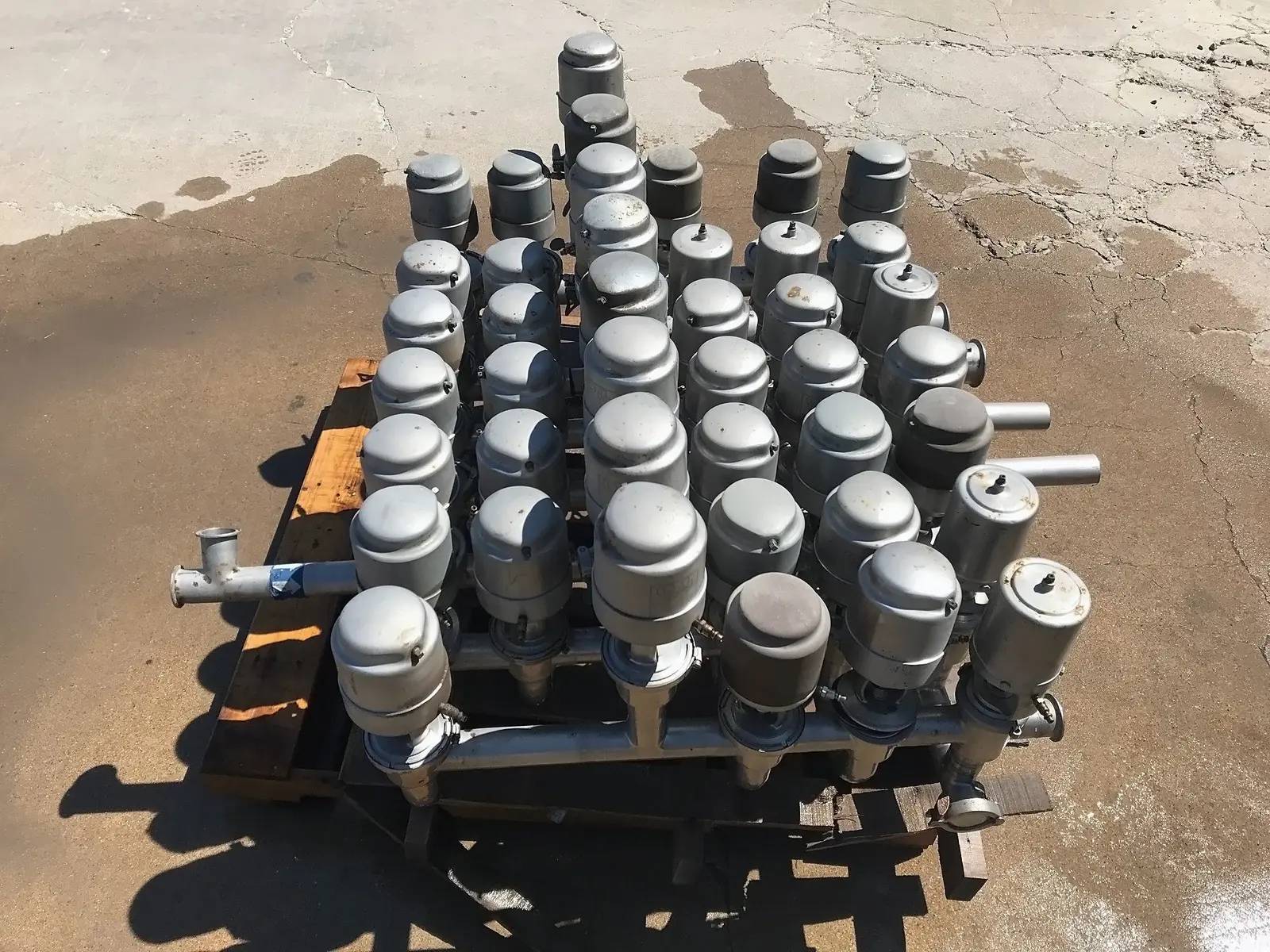 Tri-Clover Tri-Flo, Stainless Steel Pneumatic Valve Cluster, (5) 2-1/2" x 2" & (37) 2" x 2" valves, 42 total - Image 8