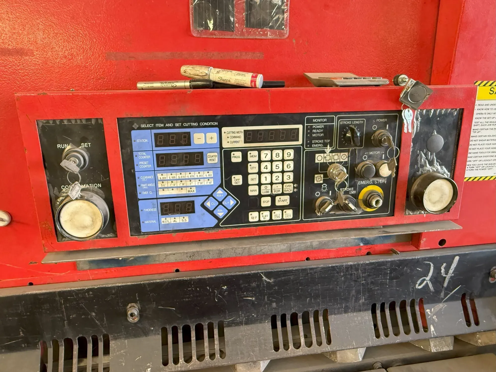 0.5" x 13' Amada #ESH4013, hydraulic shear, adjustable rake, 50 SPM, 2002 - Image 2